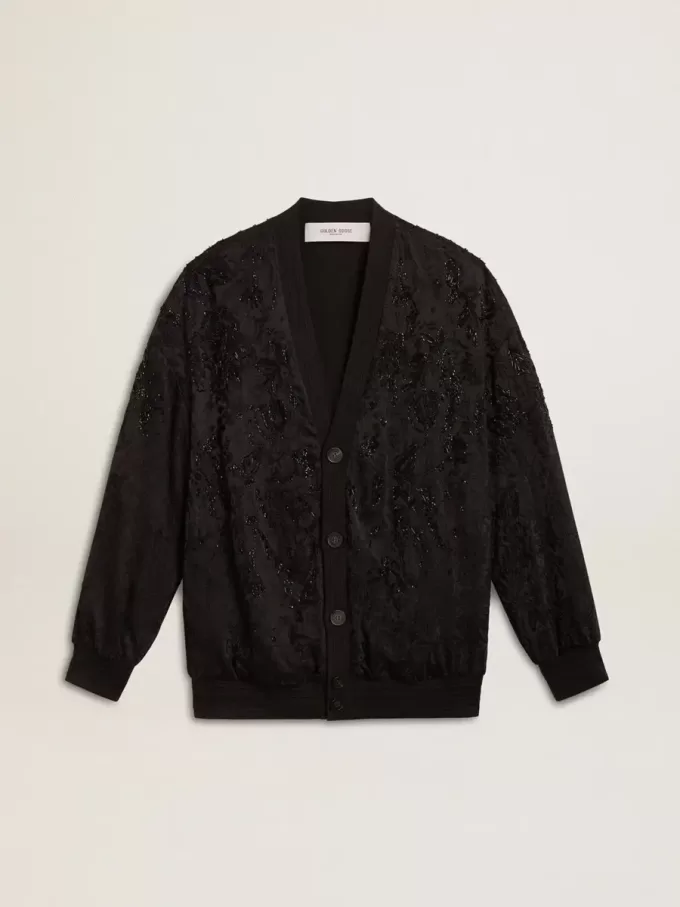 Svart damkofta med ton-i-ton-broderi i toile de jouy-stil