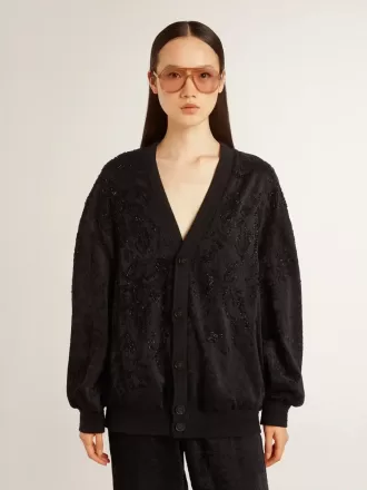 Svart damkofta med ton-i-ton-broderi i toile de jouy-stil
