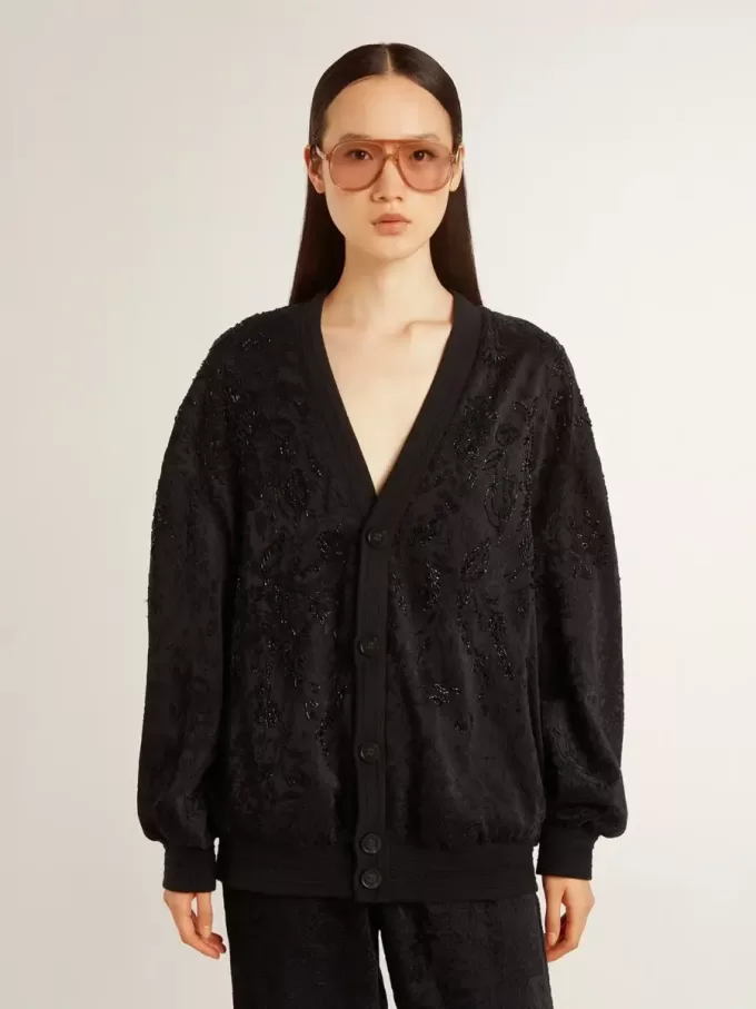 Svart damkofta med ton-i-ton-broderi i toile de jouy-stil