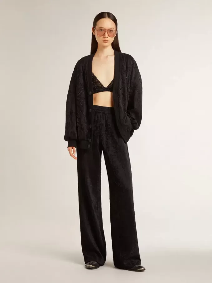 Svart damkofta med ton-i-ton-broderi i toile de jouy-stil