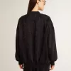 Svart damkofta med ton-i-ton-broderi i toile de jouy-stil