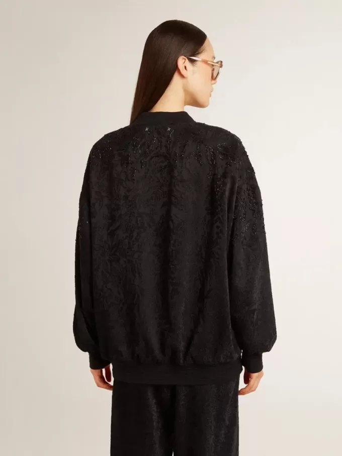 Svart damkofta med ton-i-ton-broderi i toile de jouy-stil