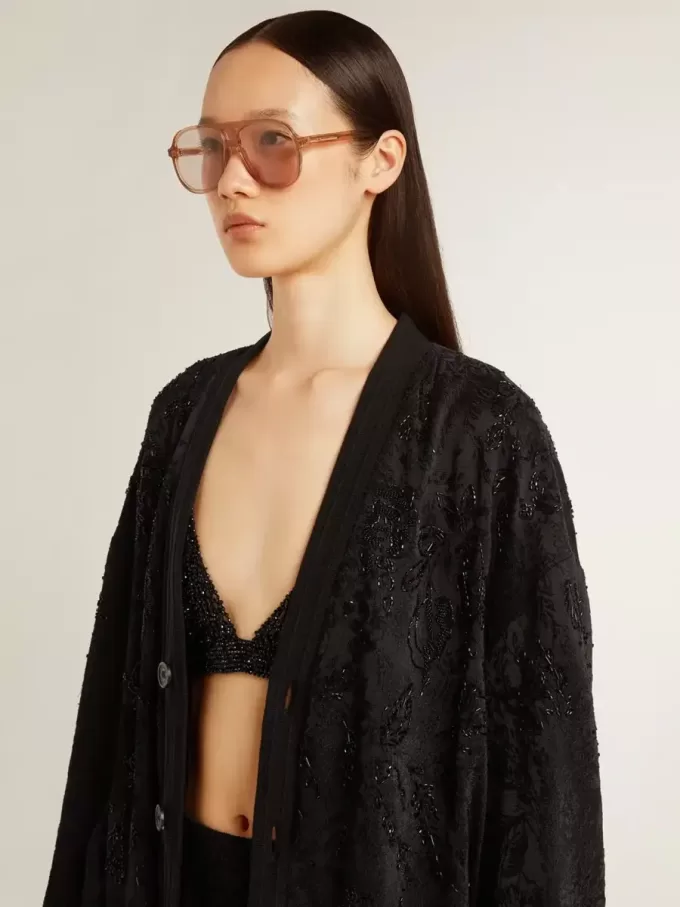 Svart damkofta med ton-i-ton-broderi i toile de jouy-stil