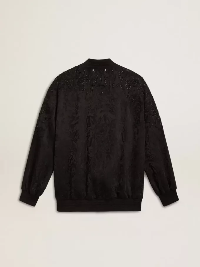 Svart damkofta med ton-i-ton-broderi i toile de jouy-stil