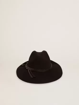 Svart hatt med läderrem Svart hatt med läderrem