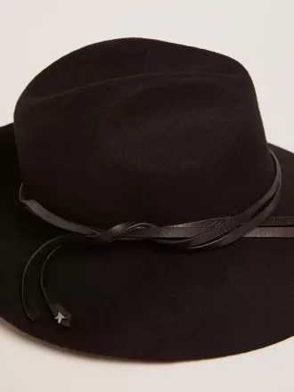 Svart hatt med läderrem Svart hatt med läderrem