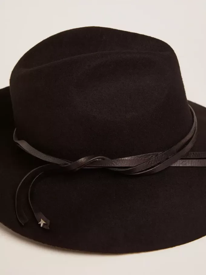Svart hatt med läderrem Svart hatt med läderrem