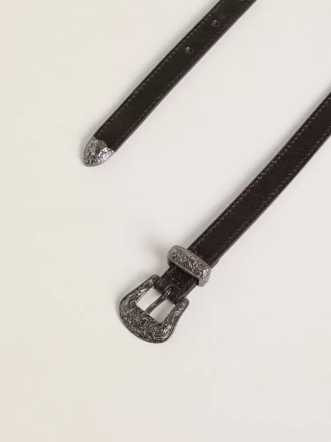Svart läderbälte med silverfärgat spänne