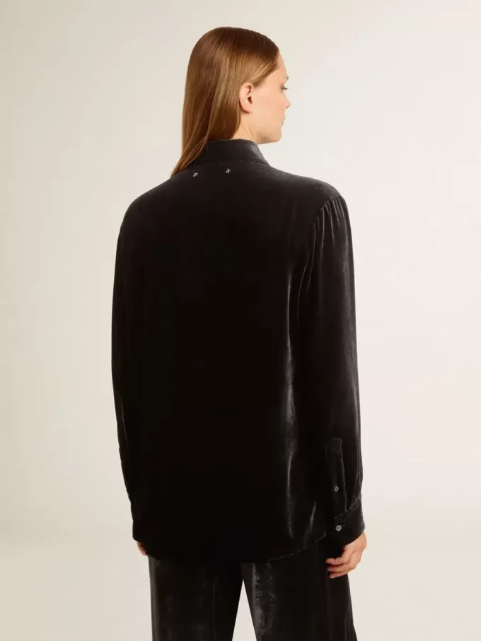Svart skjorta med sammetseffekt och broderi