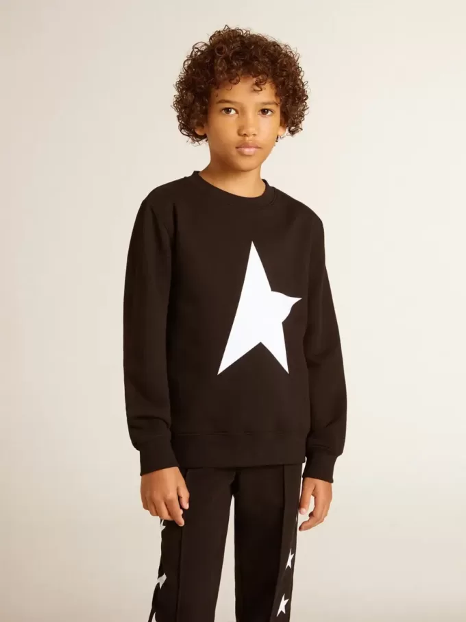Svart sweatshirt för pojkar med vit maxistjärna på framsidan Svart sweatshirt för pojkar med vit maxistjärna på framsidan