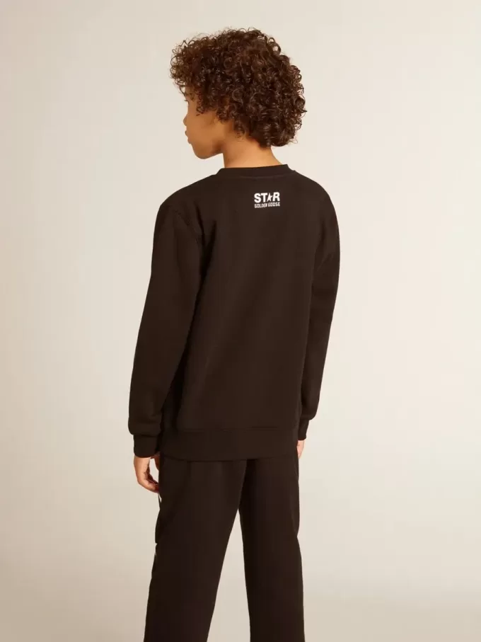 Svart sweatshirt för pojkar med vit maxistjärna på framsidan Svart sweatshirt för pojkar med vit maxistjärna på framsidan