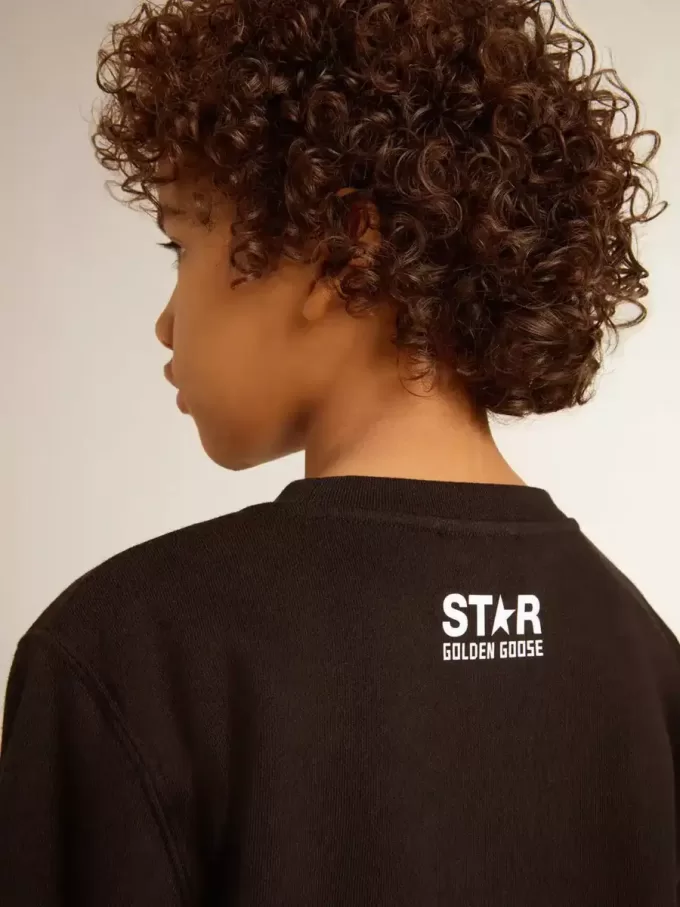 Svart sweatshirt för pojkar med vit maxistjärna på framsidan Svart sweatshirt för pojkar med vit maxistjärna på framsidan