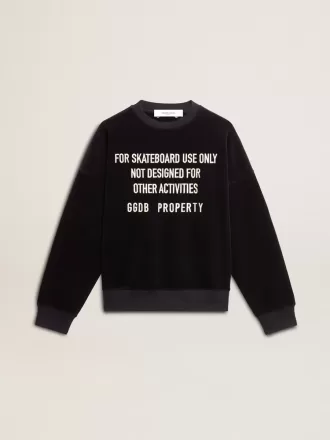 Svart sweatshirt med rund hals och broderad text