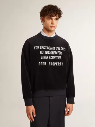 Svart sweatshirt med rund hals och broderad text