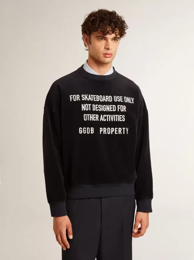 Svart sweatshirt med rund hals och broderad text Svart sweatshirt med rund hals och broderad text
