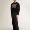 Svart sweatshirt med rund hals och broderad text Svart sweatshirt med rund hals och broderad text
