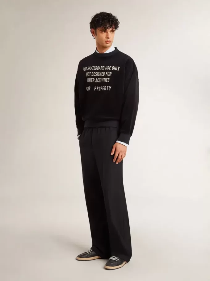 Svart sweatshirt med rund hals och broderad text Svart sweatshirt med rund hals och broderad text