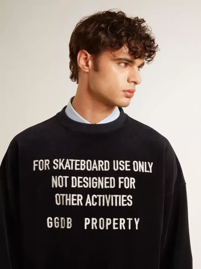 Svart sweatshirt med rund hals och broderad text Svart sweatshirt med rund hals och broderad text