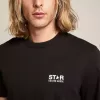 Svart T-shirt för herr med kontrasterande vit logotyp och stjärna Svart T-shirt för herr med kontrasterande vit logotyp och stjärna