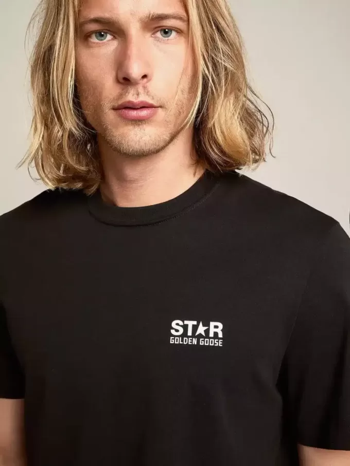 Svart T-shirt för herr med kontrasterande vit logotyp och stjärna Svart T-shirt för herr med kontrasterande vit logotyp och stjärna