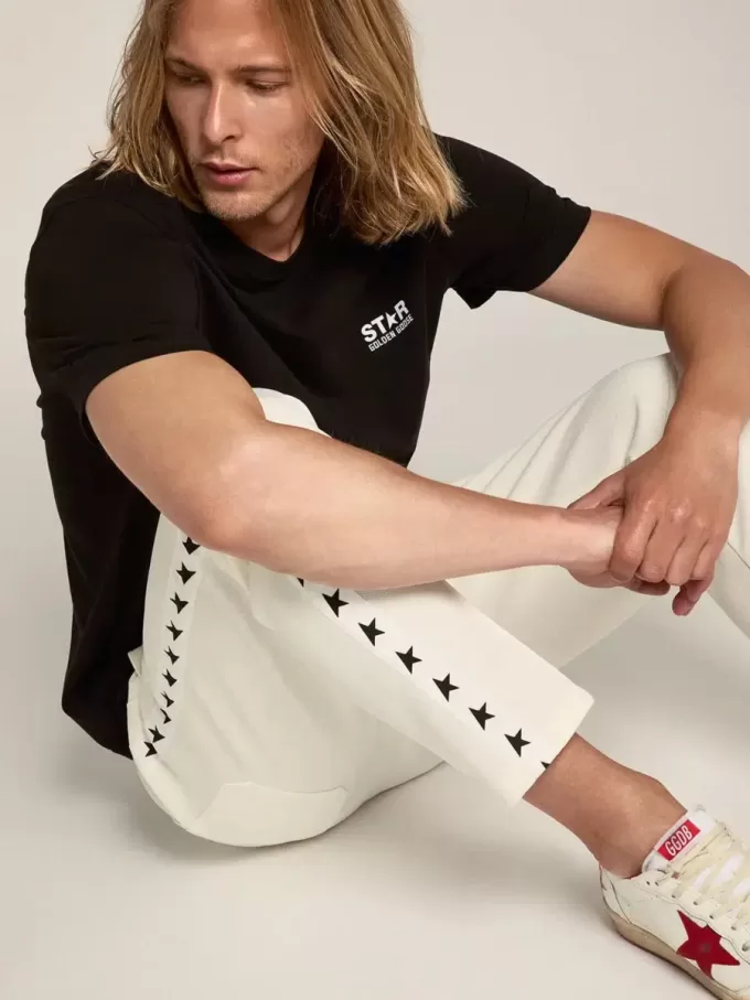 Svart T-shirt för herr med kontrasterande vit logotyp och stjärna Svart T-shirt för herr med kontrasterande vit logotyp och stjärna