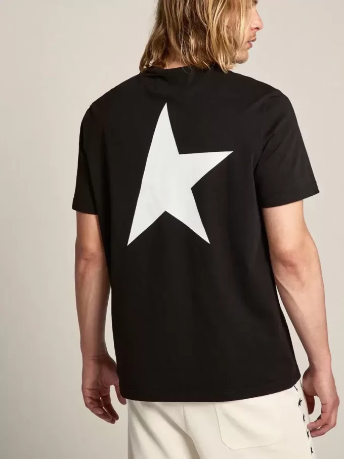 Svart T-shirt för herr med kontrasterande vit logotyp och stjärna Svart T-shirt för herr med kontrasterande vit logotyp och stjärna
