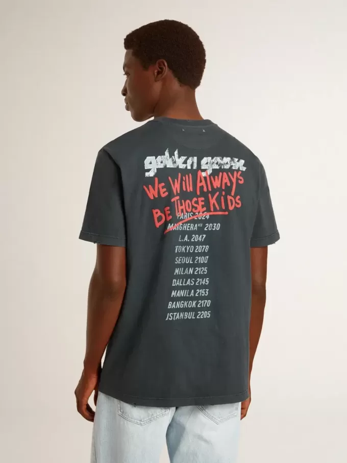 Svart T-shirt med flerfärgat tryck Svart T-shirt med flerfärgat tryck