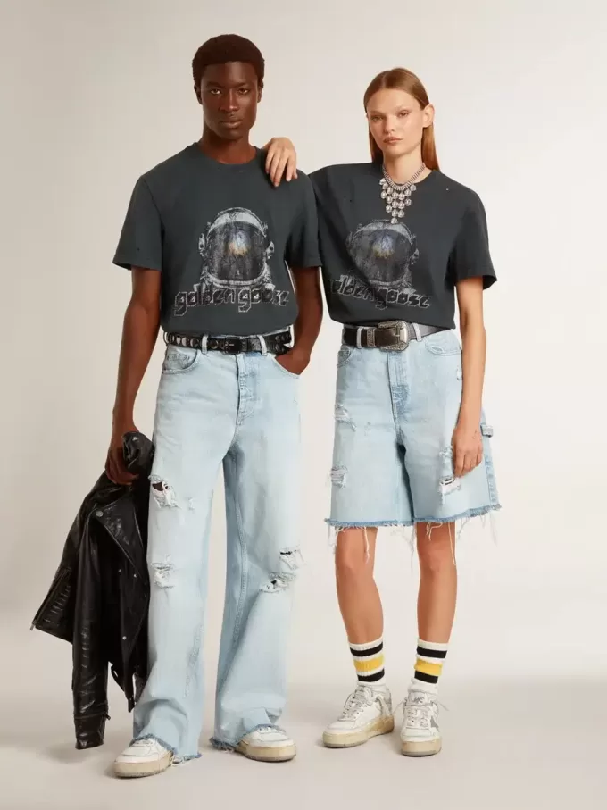 Svart T-shirt med flerfärgat tryck Svart T-shirt med flerfärgat tryck