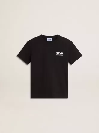 Svart T-shirt med kontrasterande vit logotyp på framsidan och maxi-stjärna på baksidan
