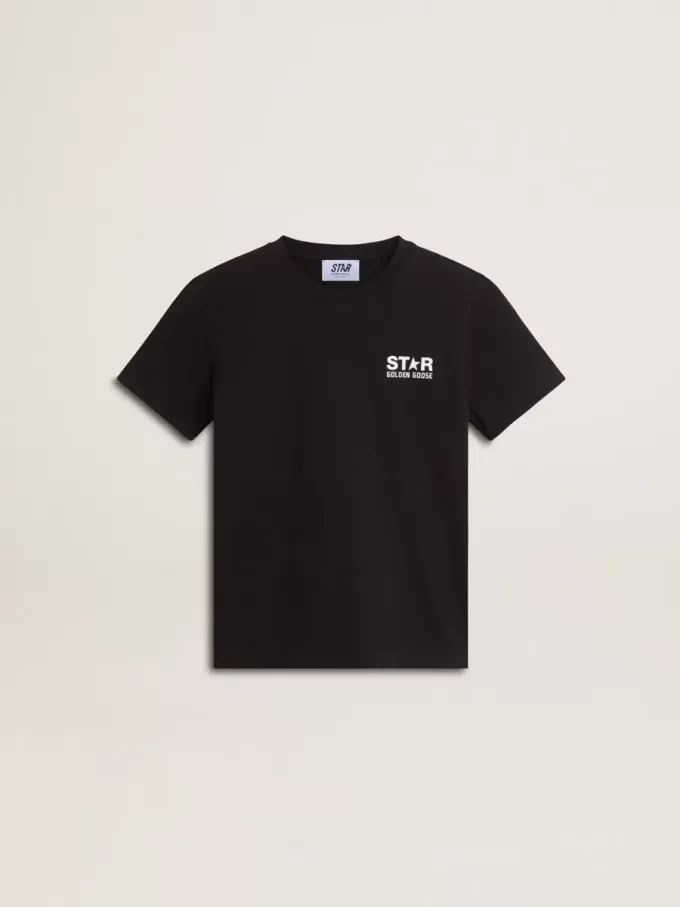 Svart T-shirt med kontrasterande vit logotyp på framsidan och maxi-stjärna på baksidan Svart T-shirt med kontrasterande vit logotyp på framsidan och maxi-stjärna på baksidan