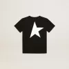 Svart T-shirt med kontrasterande vit logotyp på framsidan och maxi-stjärna på baksidan Svart T-shirt med kontrasterande vit logotyp på framsidan och maxi-stjärna på baksidan