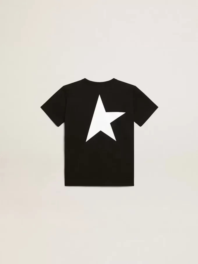 Svart T-shirt med kontrasterande vit logotyp på framsidan och maxi-stjärna på baksidan Svart T-shirt med kontrasterande vit logotyp på framsidan och maxi-stjärna på baksidan