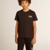 Svart T-shirt med kontrasterande vit logotyp på framsidan och maxi-stjärna på baksidan Svart T-shirt med kontrasterande vit logotyp på framsidan och maxi-stjärna på baksidan