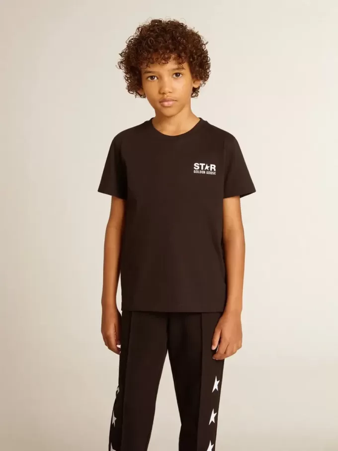 Svart T-shirt med kontrasterande vit logotyp på framsidan och maxi-stjärna på baksidan Svart T-shirt med kontrasterande vit logotyp på framsidan och maxi-stjärna på baksidan