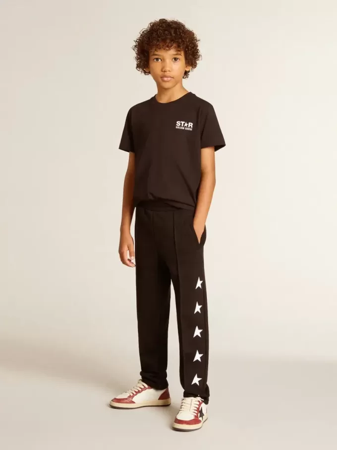 Svart T-shirt med kontrasterande vit logotyp på framsidan och maxi-stjärna på baksidan Svart T-shirt med kontrasterande vit logotyp på framsidan och maxi-stjärna på baksidan