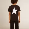 Svart T-shirt med kontrasterande vit logotyp på framsidan och maxi-stjärna på baksidan Svart T-shirt med kontrasterande vit logotyp på framsidan och maxi-stjärna på baksidan