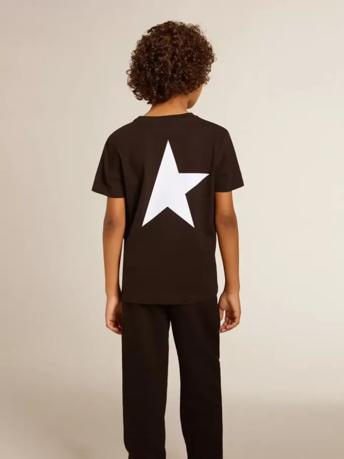 Svart T-shirt med kontrasterande vit logotyp på framsidan och maxi-stjärna på baksidan Svart T-shirt med kontrasterande vit logotyp på framsidan och maxi-stjärna på baksidan