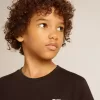 Svart T-shirt med kontrasterande vit logotyp på framsidan och maxi-stjärna på baksidan Svart T-shirt med kontrasterande vit logotyp på framsidan och maxi-stjärna på baksidan