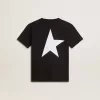 Svart T-shirt med kontrasterande vit logotyp på framsidan och maxi-stjärna på baksidan Svart T-shirt med kontrasterande vit logotyp på framsidan och maxi-stjärna på baksidan