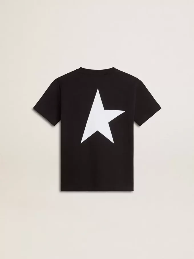 Svart T-shirt med kontrasterande vit logotyp på framsidan och maxi-stjärna på baksidan Svart T-shirt med kontrasterande vit logotyp på framsidan och maxi-stjärna på baksidan