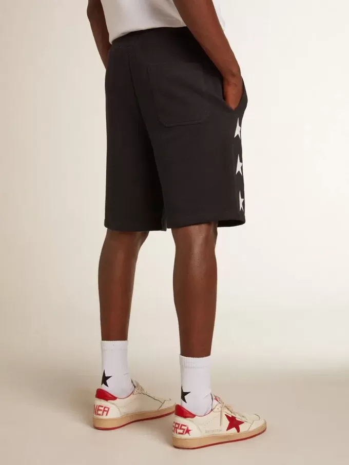 Svarta bermuda-shorts för herr med vita stjärnor Svarta bermuda-shorts för herr med vita stjärnor