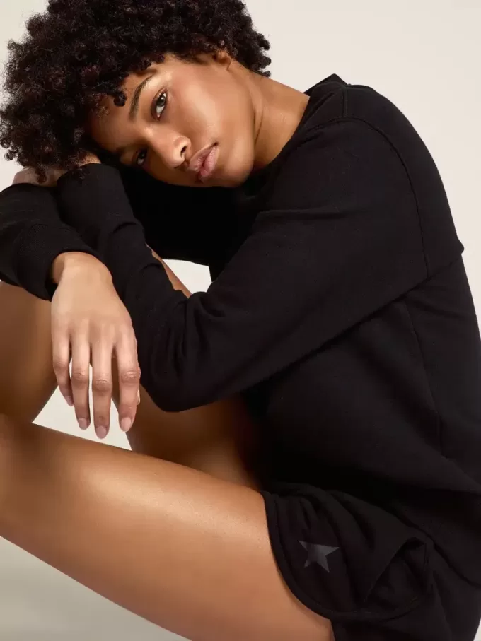 Svarta damshorts med ton-i-ton-stjärna