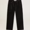 Svarta jeans för herr med lös passform och kristaller med gradienteffekt över hela plagget Svarta jeans för herr med lös passform och kristaller med gradienteffekt över hela plagget