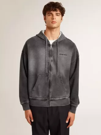 Sweatshirt i antracit med sprayad effekt och nitar