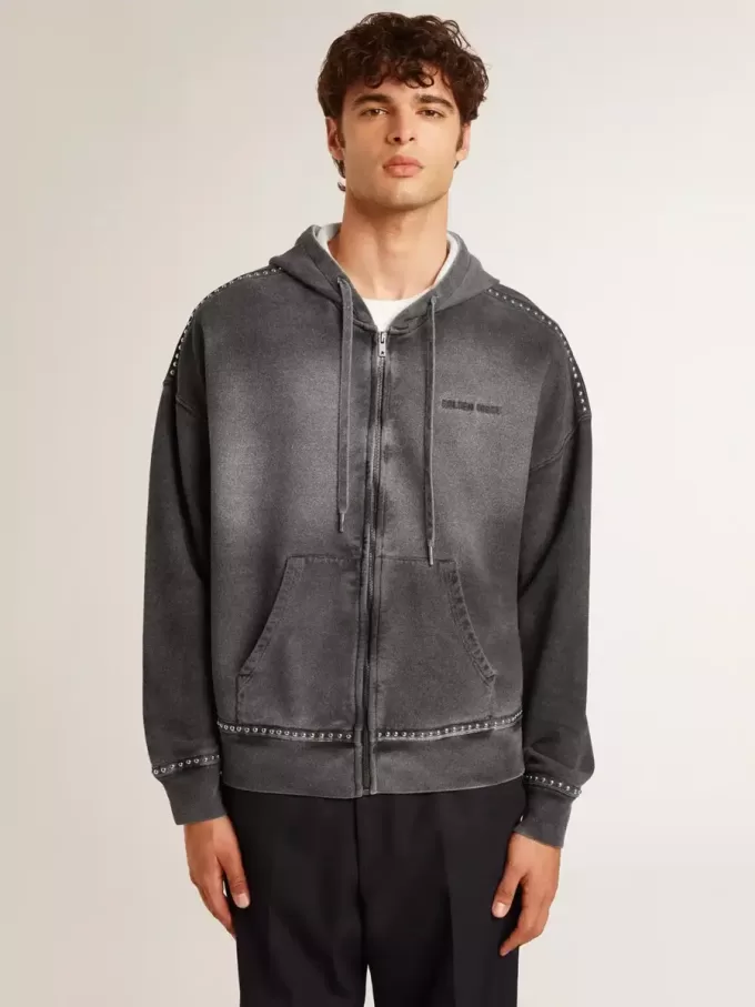 Sweatshirt i antracit med sprayad effekt och nitar Sweatshirt i antracit med sprayad effekt och nitar