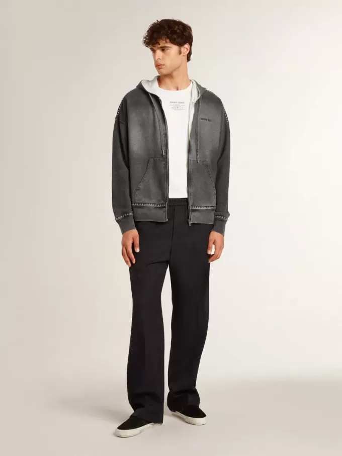 Sweatshirt i antracit med sprayad effekt och nitar Sweatshirt i antracit med sprayad effekt och nitar