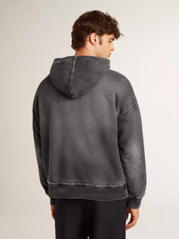 Sweatshirt i antracit med sprayad effekt och nitar Sweatshirt i antracit med sprayad effekt och nitar