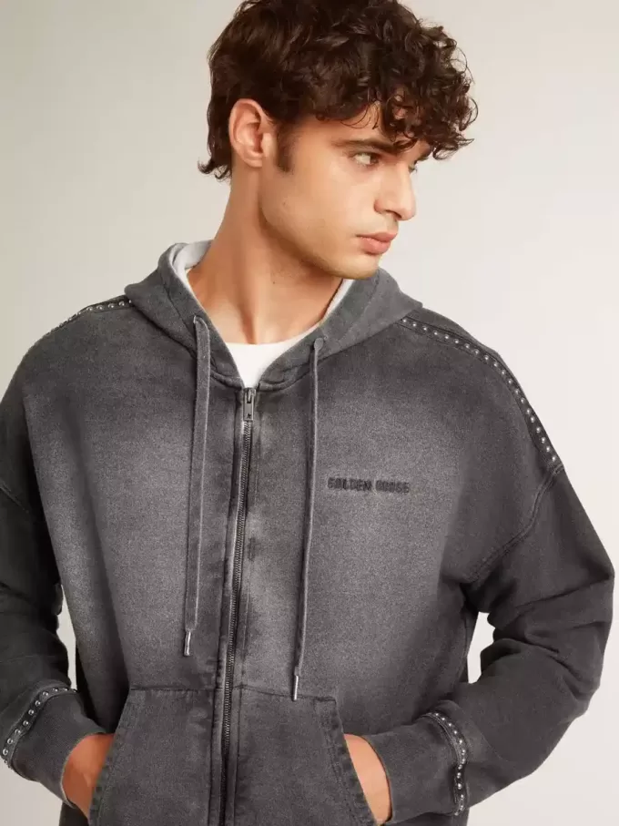 Sweatshirt i antracit med sprayad effekt och nitar Sweatshirt i antracit med sprayad effekt och nitar