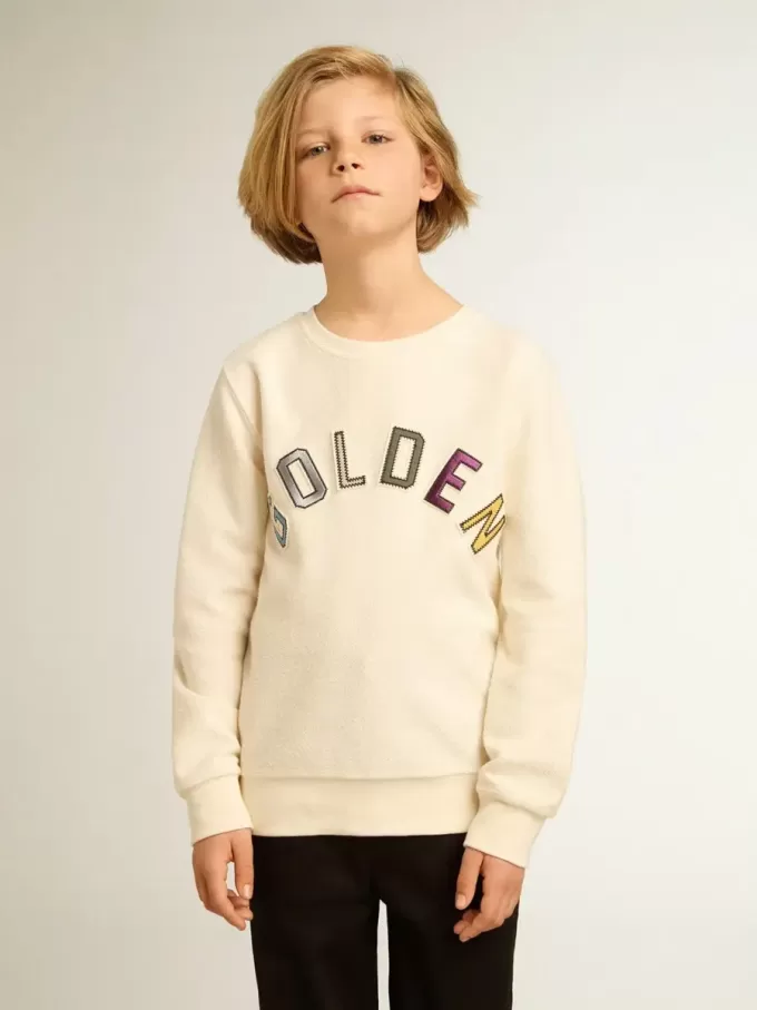 Sweatshirt i åldrat vitt med flerfärgad Golden-text på framsidan Sweatshirt i åldrat vitt med flerfärgad Golden-text på framsidan