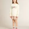 Sweatshirt i åldrat vitt med flerfärgad Golden-text på framsidan Sweatshirt i åldrat vitt med flerfärgad Golden-text på framsidan